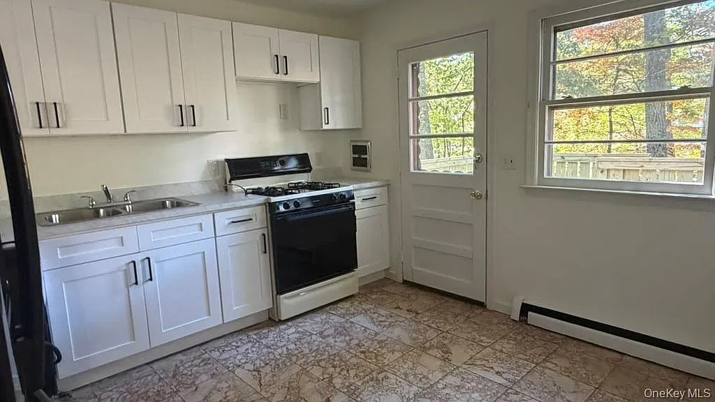 5 bed, 1.5 bath, 1900 sqft, $4,500 — Photo 3