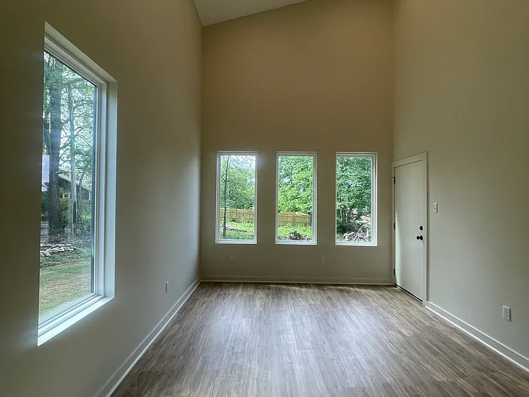 718 W Short 32nd St — Photo 3