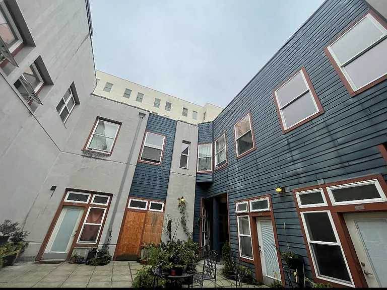 205 NW Couch St — Photo 1