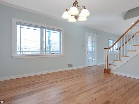 5th image of 52 Greenwood Ave