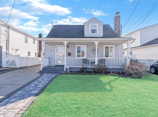 37 W Granada Ave, Lindenhurst, NY 11757