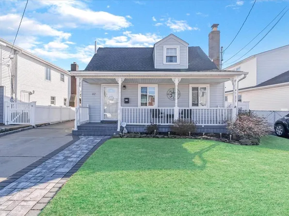 37 W Granada Avenue, Lindenhurst, NY 11757