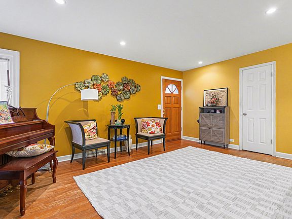 4th image of 9417 Lawler Ave