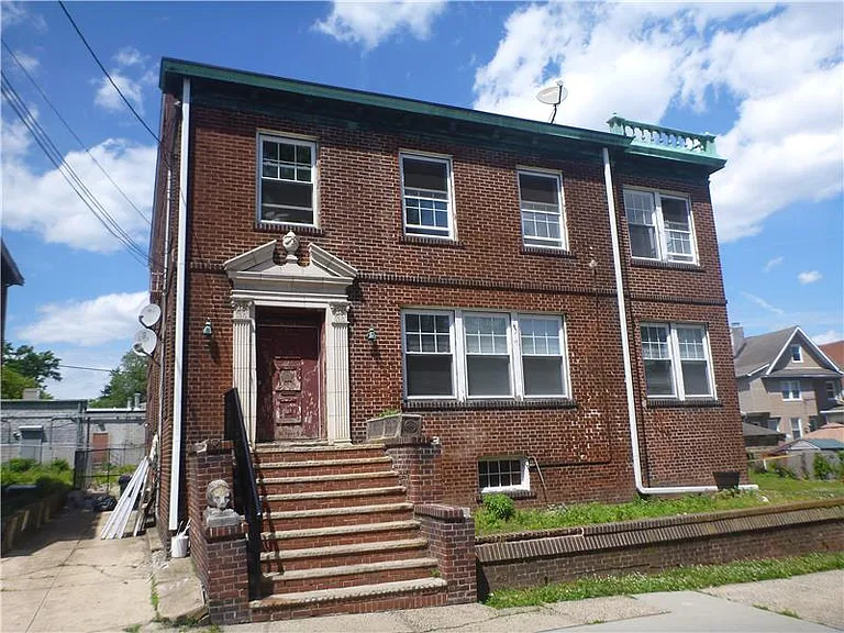 15 Vernon Ave #2 — Photo 1