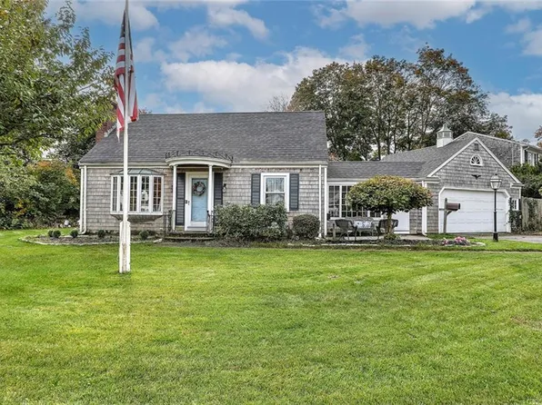 3 Roberta Dr, Barrington, RI 02806