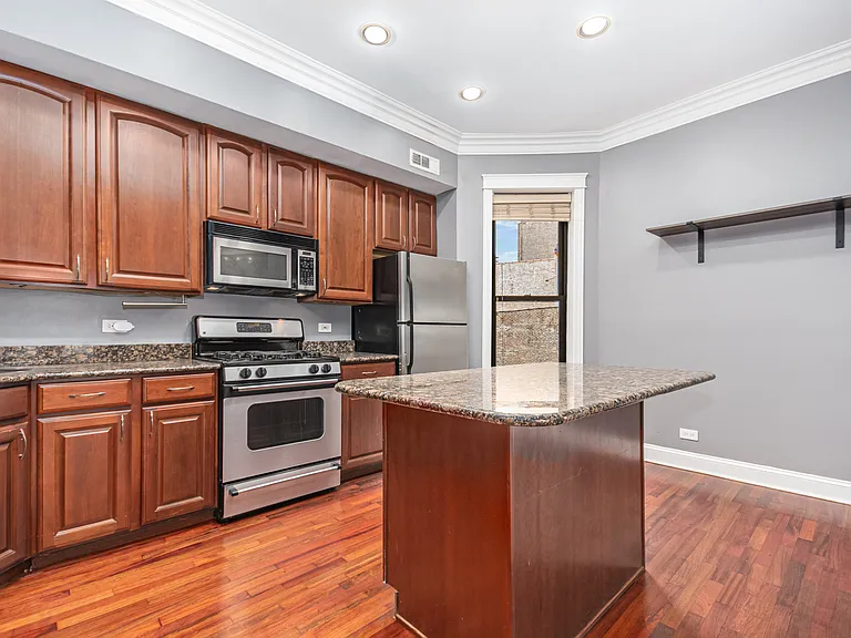 747 N Sedgwick St — Photo 7