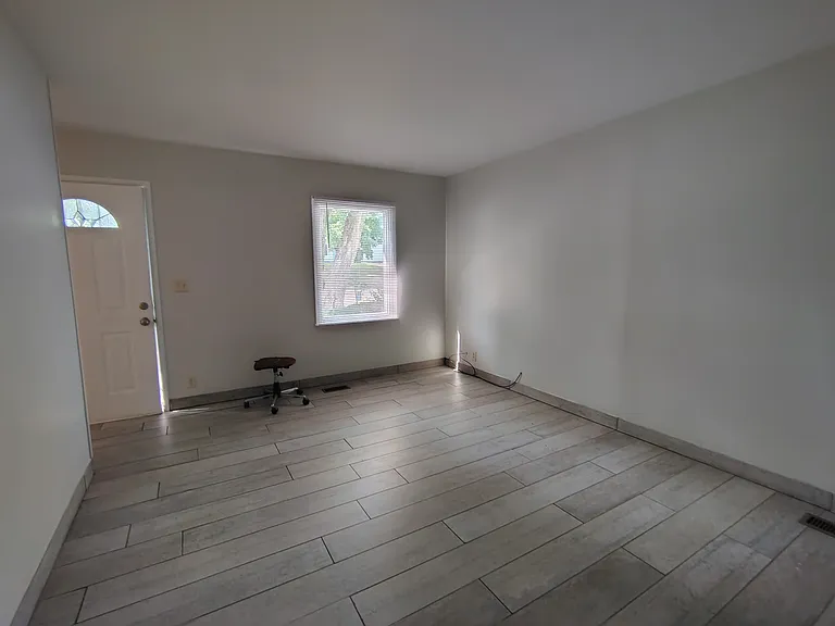 903 Holiday Dr — Photo 3