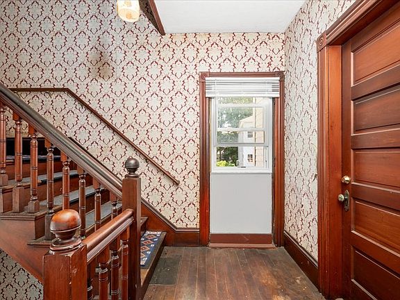 3rd image of 60 Esther St