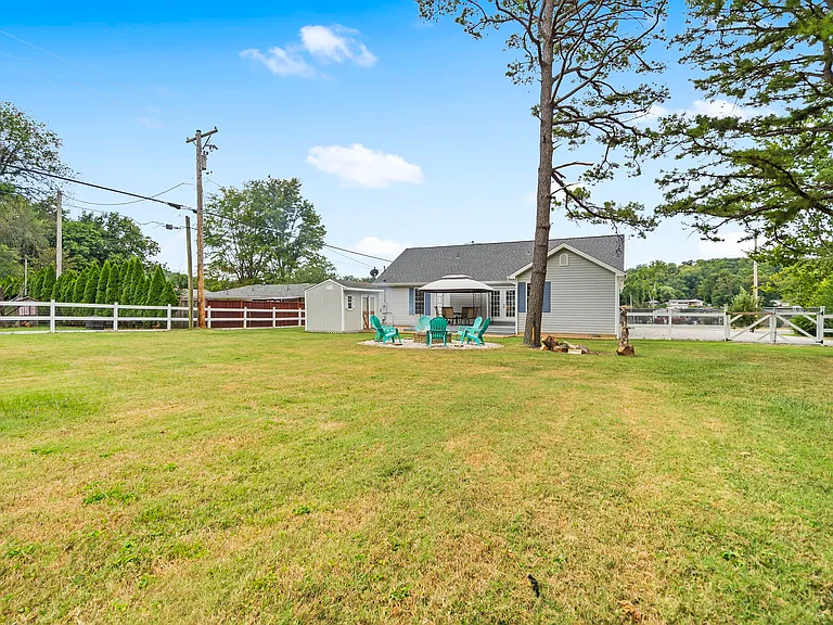 305 Lake Dr — Photo 25