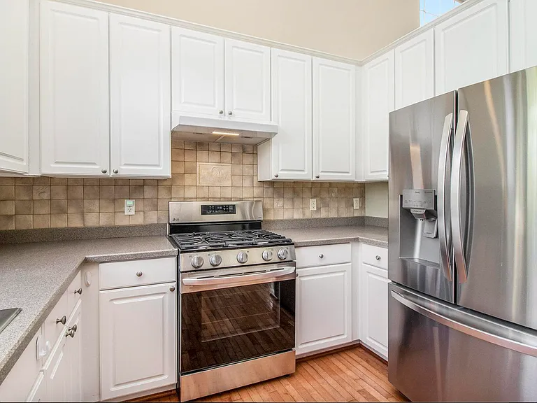 5974 Versailles Ave — Photo 11