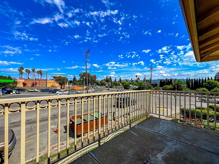 577 Freeway Dr — Photo 16