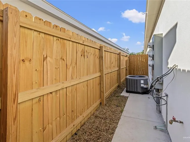 1213 Shavano Dr #4 — Photo 2