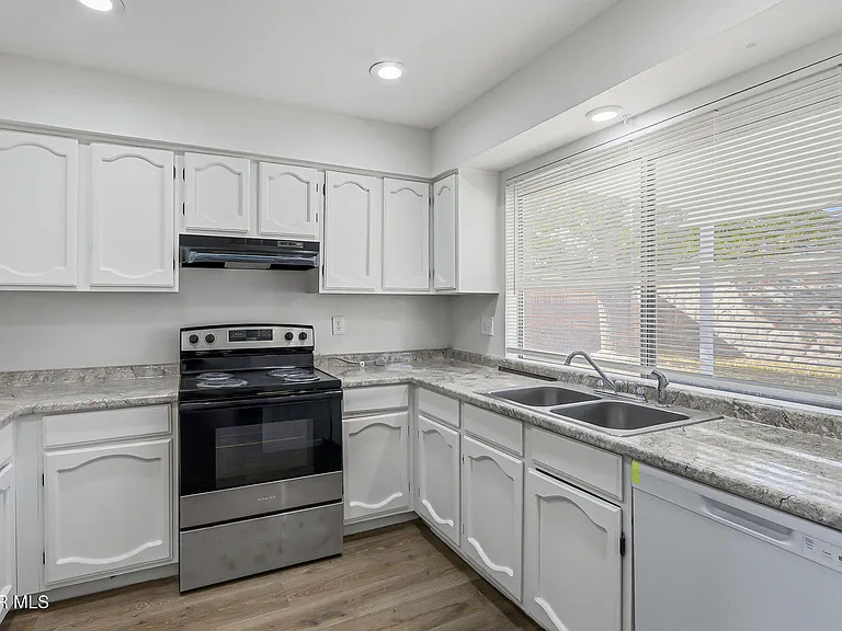 7129 Orizaba Ave — Photo 9