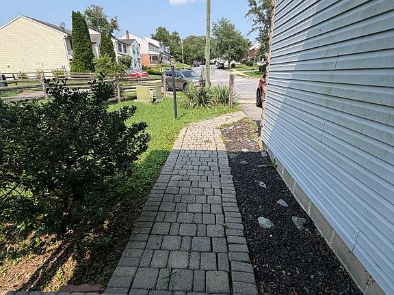 3rd image of 855 S Pearl St