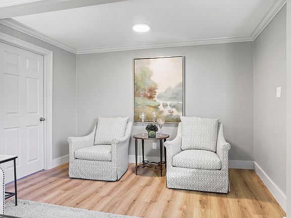 3rd image of 438 W Caroline St
