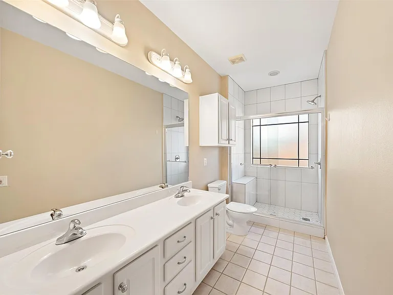 2406 Calumet St — Photo 12