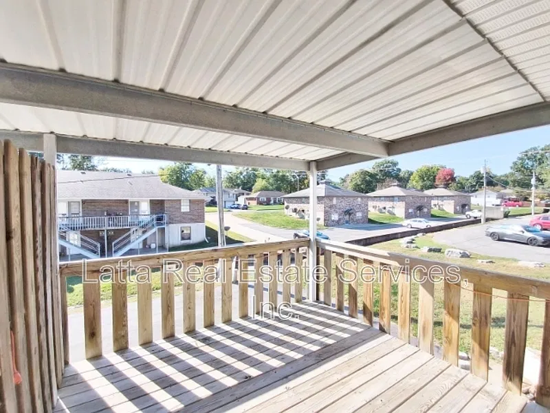 3 bed, 2.0 bath, 1200 sqft, $1,050 — Photo 2