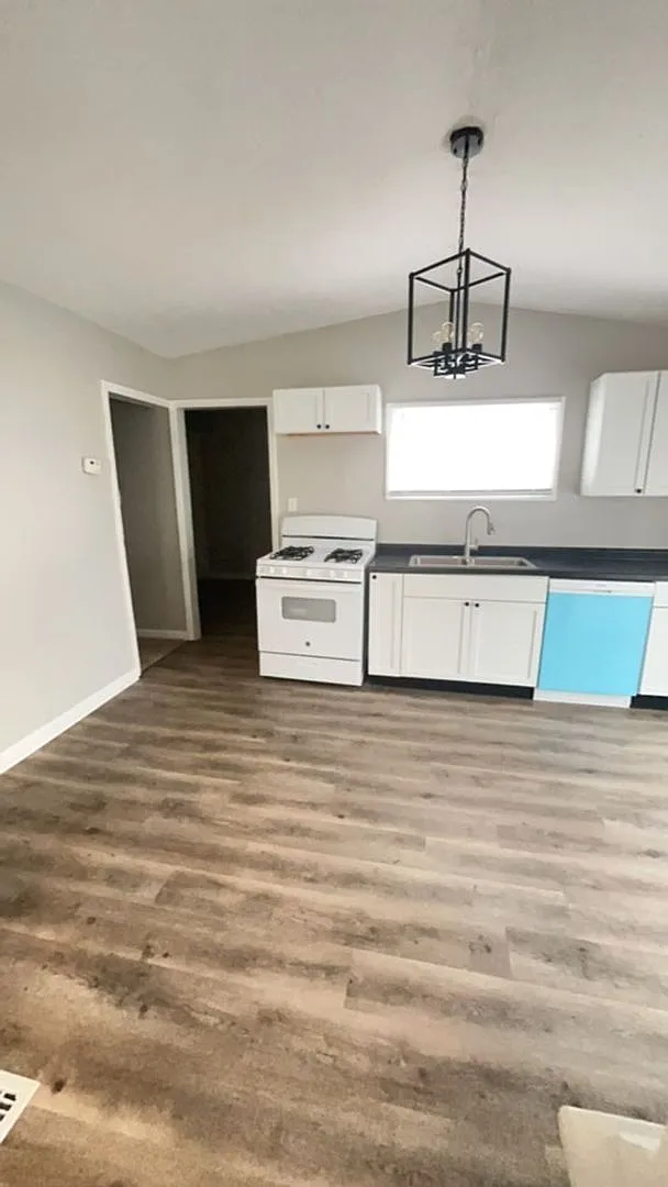 Spacious Newly Renovated 4 Bed 2 Full Bath Home Located Near Downtown! — Photo 1