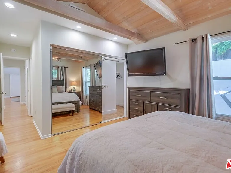 21447 Providencia St — Photo 48