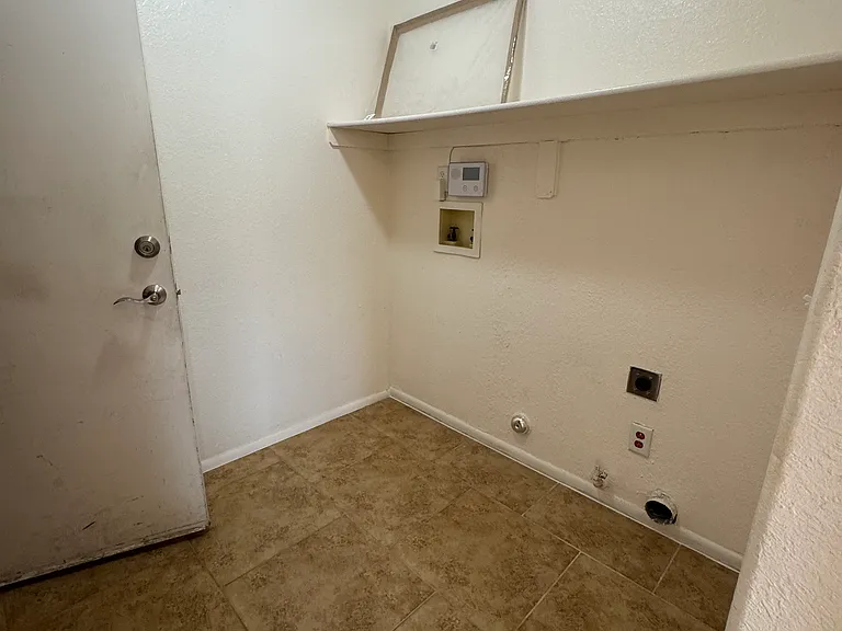 7815 S Wild Primrose Ave — Photo 9