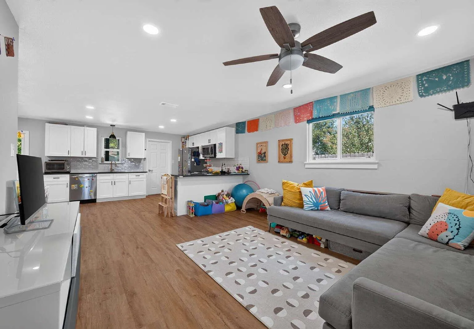 3 bed, 2.0 bath, 1171 sqft, $2,400 — Photo 4