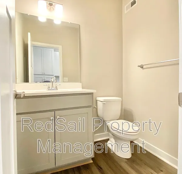 208 Fishers Ct — Photo 12