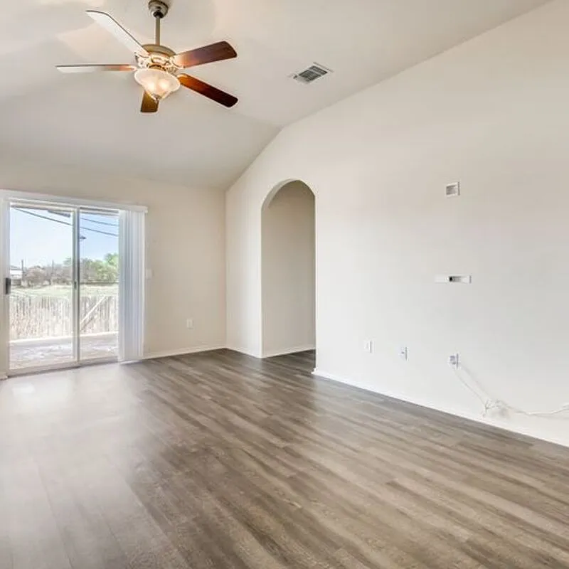 3 bed, 2.0 bath, 1402 sqft, $1,650 — Photo 2