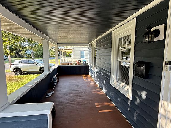 3rd image of 587 Lower Oak St