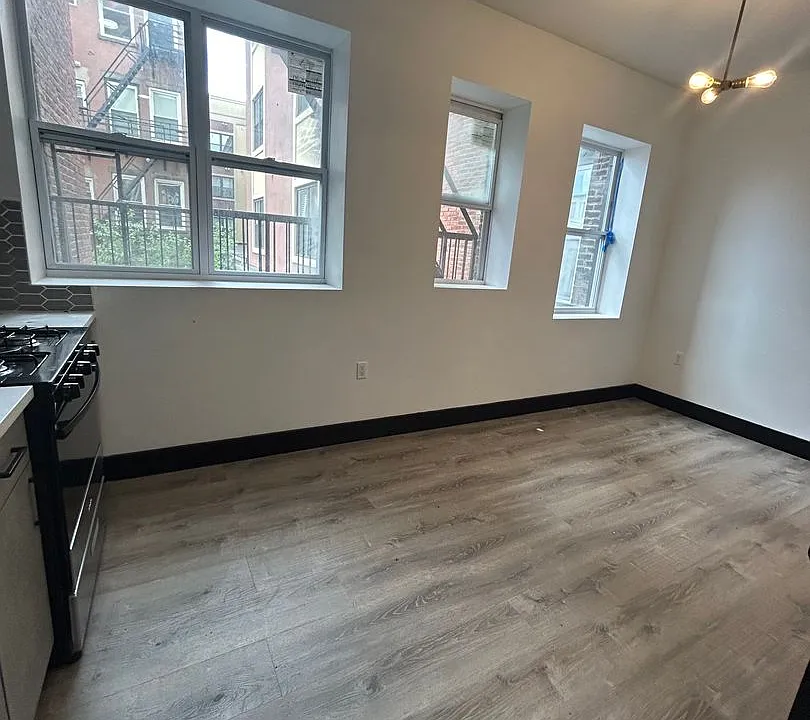 11 Thomas St
