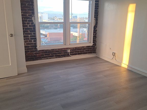 5th image of 304 S Manhattan Pl #0B-1Ba-400Sqft