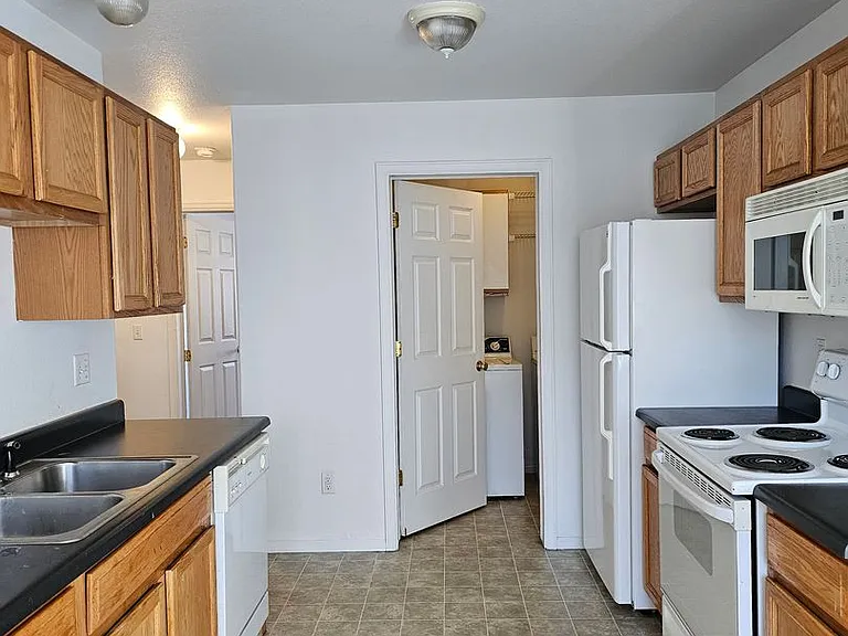 1240 Taft Ave — Photo 1
