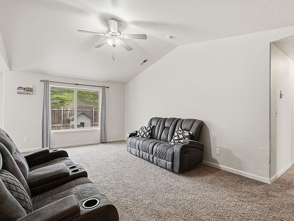 5th image of 1110 W Davis St