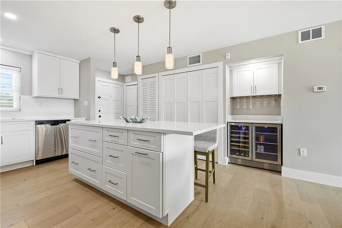 2 bed, 1300 sqft, $7,000 — Photo 3