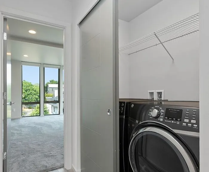 2409 E Thomas St — Photo 20
