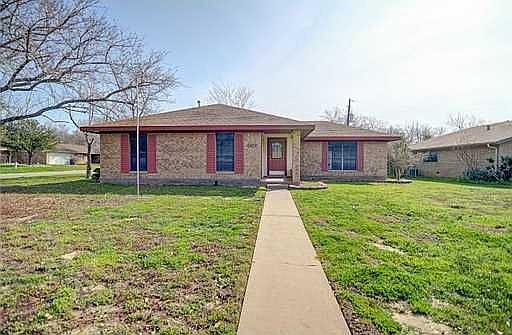 3rd image of 4012 Meadowwood Dr