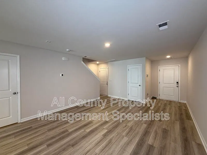 3 bed, 2.5 bath, 1200 sqft, $1,825 — Photo 2