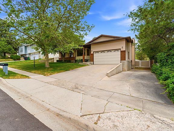 3rd image of 9057 Cherbourg Pl