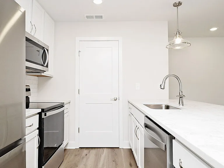 954 Belvedere Way #B — Photo 1