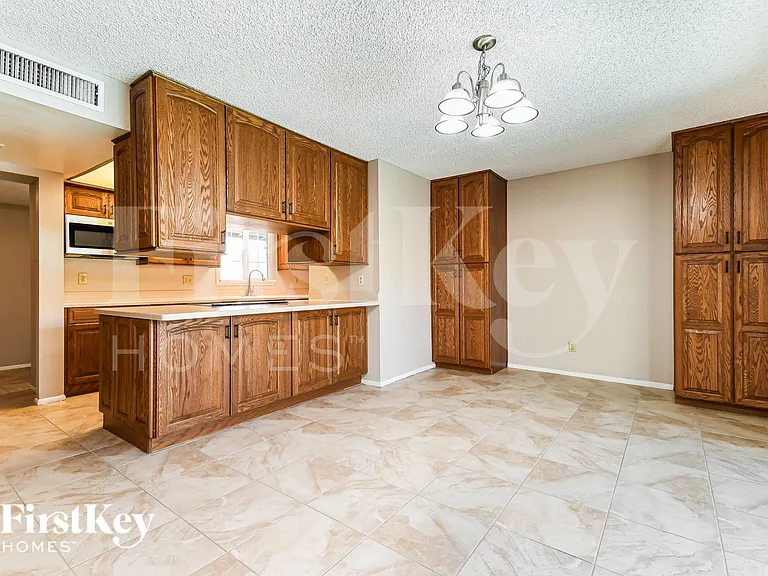 614 E Greenway Dr — Photo 6