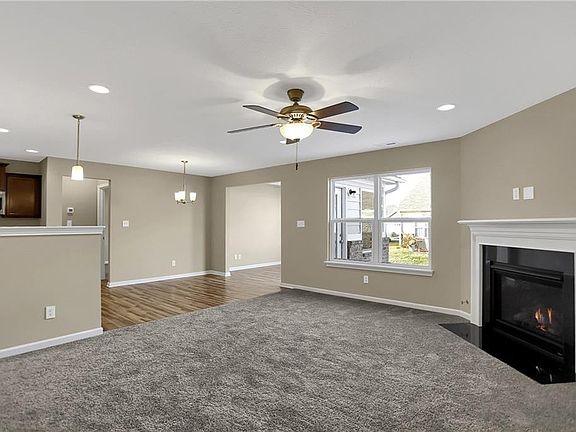 4th image of 640 Sawtooth St