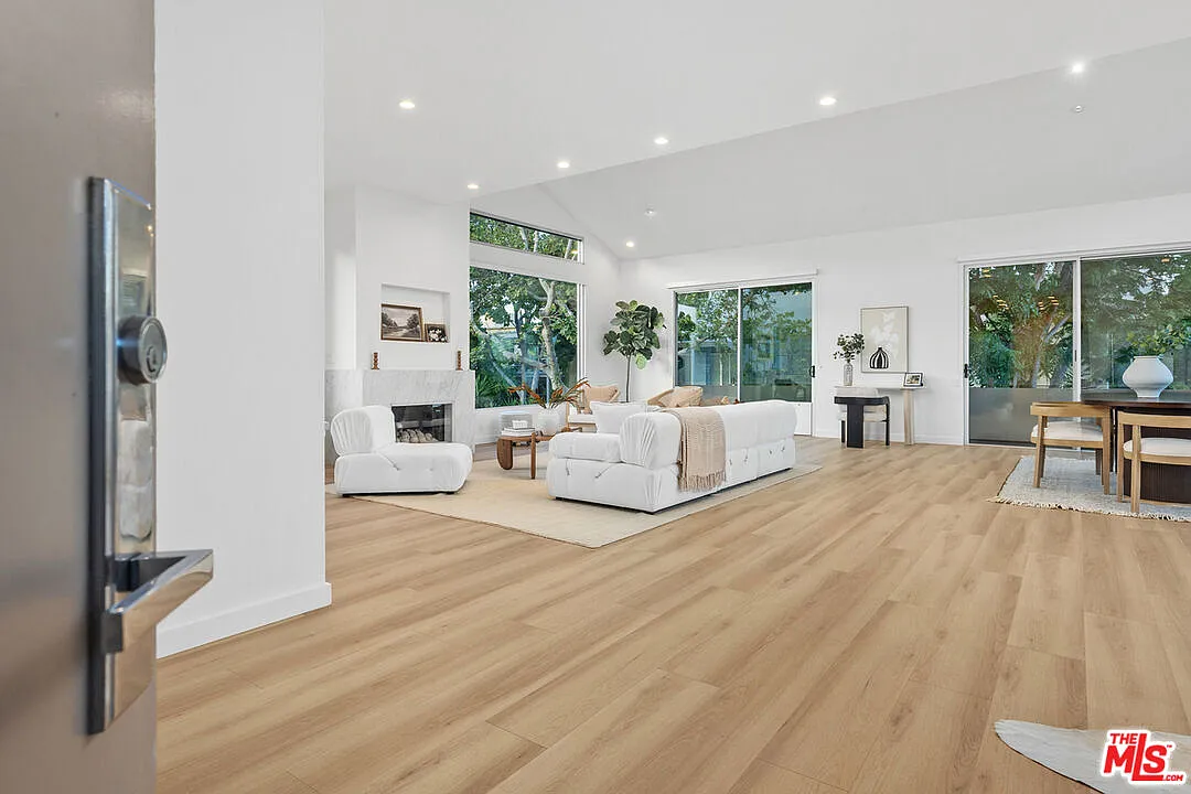 2 bed, 2.0 bath, 1800 sqft, $10,500 — Photo 4