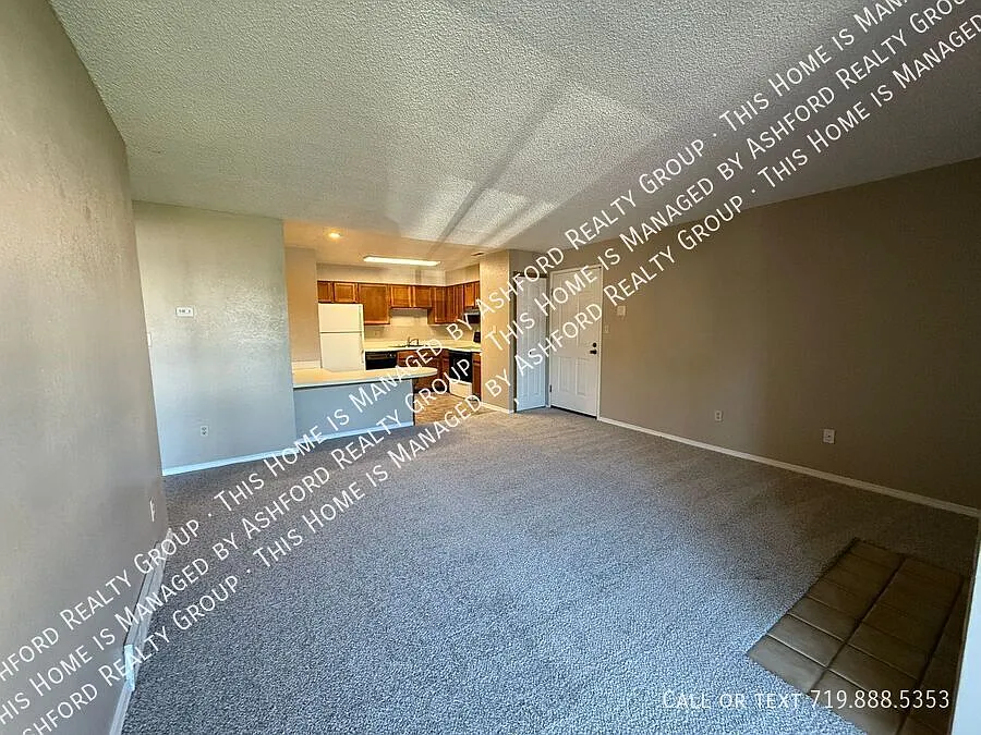 2 bed, 1.0 bath, 940 sqft, $1,050 — Photo 3