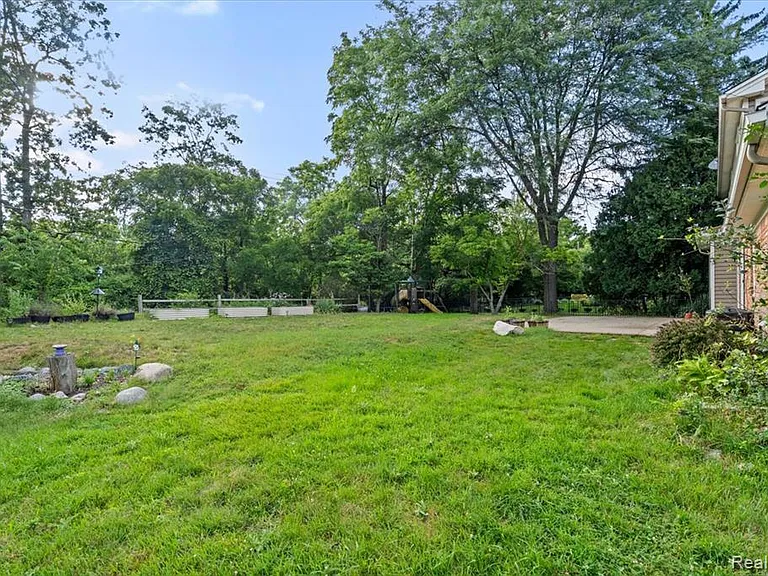 5476 Van Ness Dr — Photo 47