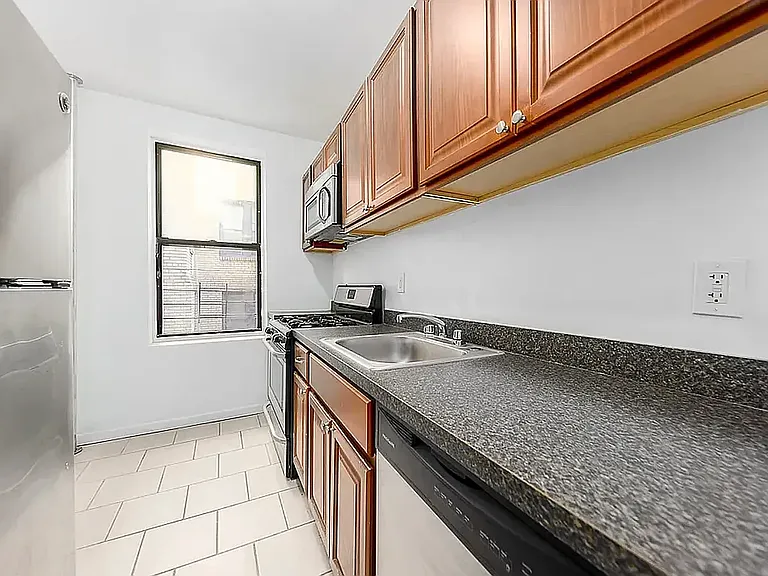 11921 Metropolitan Ave #2N — Photo 4