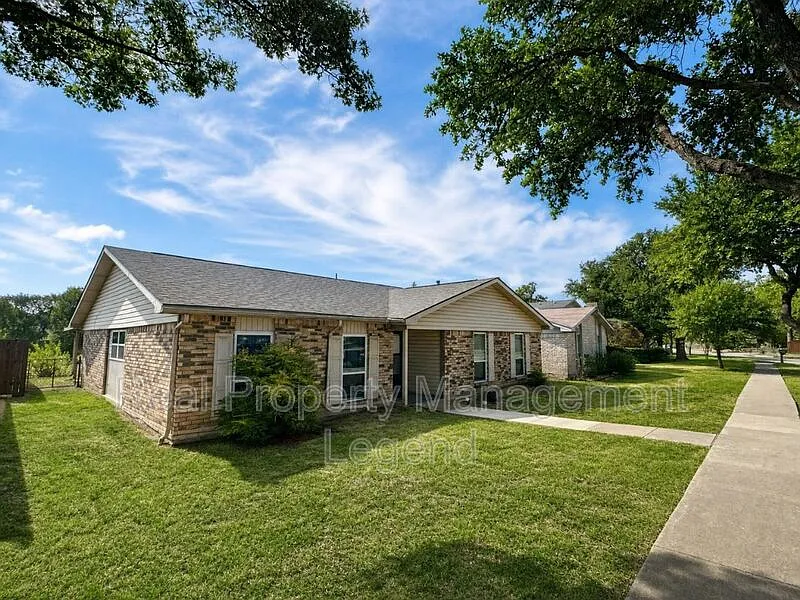 3 bed, 2.5 bath, 2111 sqft, $3,300 — Photo 2