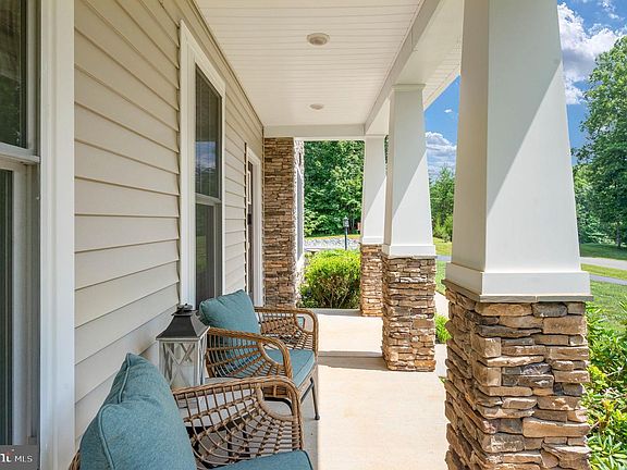 5th image of 40 Boxwood Dr