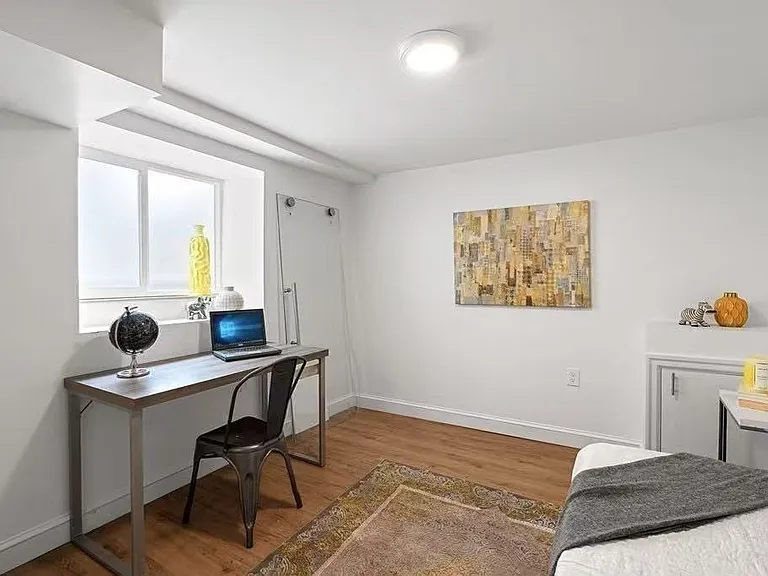 Bedroom in the basemen, with full bathroom and big window. The place can be used for children's play or home office, with sufficient daylight and fresh air.