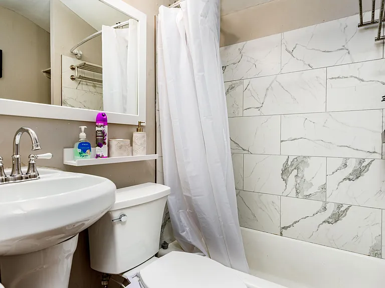 1509 W Clark St — Photo 16