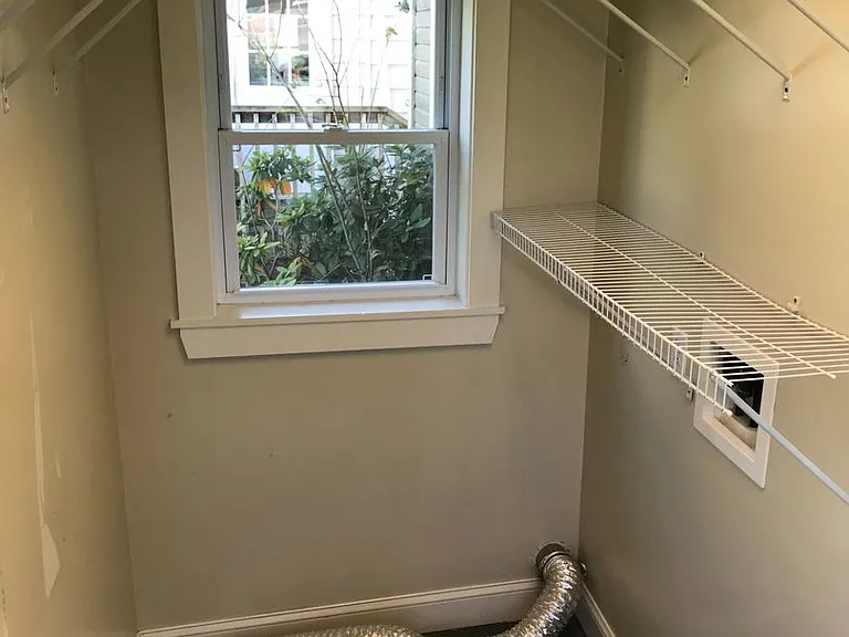 208 E Walnut St — Photo 6