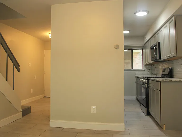 218 Centre Ave — Photo 7